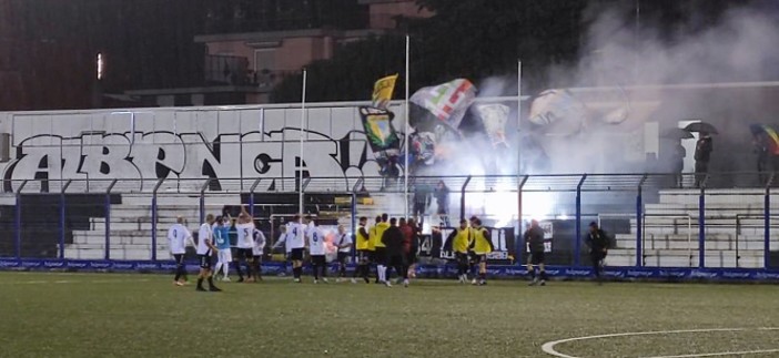 Calcio, Albenga. Lupo non ha dubbi: "La partita l'han vinta i tifosi, vederli aspettarci sotto il diluvio ci ha dato una spinta enorme" Calcio, Albenga. Lupo non ha dubbi: "La partita l'han vinta i tifosi, vederli aspettarci sotto il diluvio ci ha dato una spinta enorme"