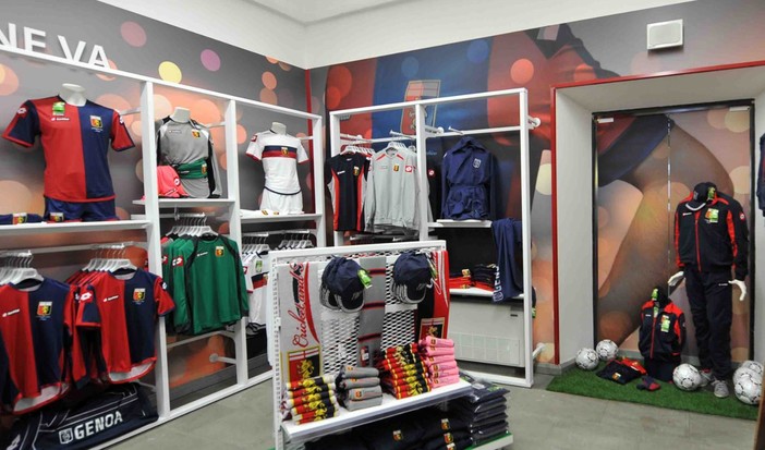 Calcio. Anche Savona avrà il suo Genoa Store. All'inaugurazione con Rincon e Ocampos anche i club ponentini
