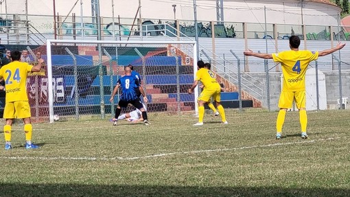 Calcio, Serie D. Il Ligorna ribadisce i 3 punti a Imperia e vola in testa, primato anche per la Lavagnese che supera l'Oltrepò (LA CLASSIFICA)