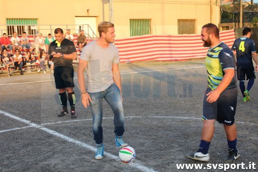 Albenga. Un calcio d'inizio da Serie A, Riccardo Gagliolo ha dato il via al Trofeo Domus Bet - Calciomania Albenga. Un calcio d'inizio da Serie A, Riccardo Gagliolo ha dato il via al Trofeo Domus Bet - Calciomania
