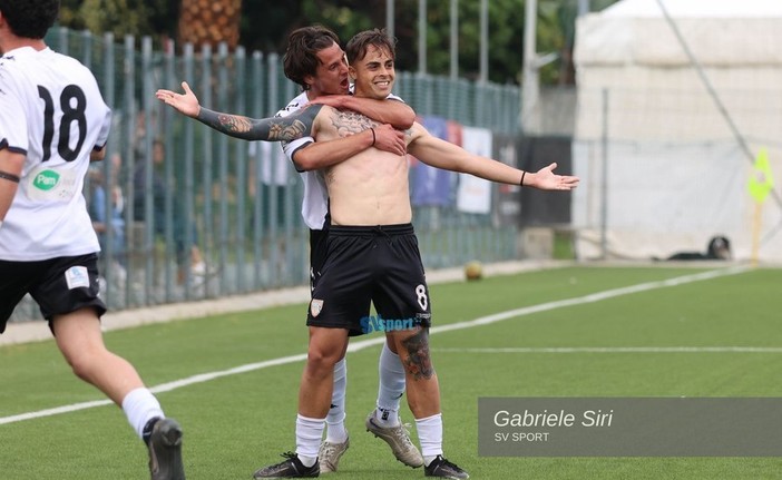 Grandoni festeggia il gol promozione, arrivato da una sua punizione sul campo di Arenzano Grandoni festeggia il gol promozione, arrivato da una sua punizione sul campo di Arenzano