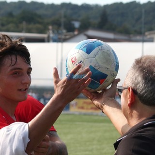 La consegna del pallone a Tommaso Piacenza