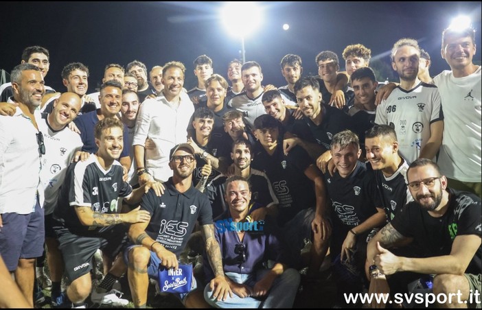 Calcio. Bagno di folla al Riva per Alex Del Piero, l'attaccante ha salutato i giocatori dell'Albingaunia e i tifosi (VIDEO) Calcio. Bagno di folla al Riva per Alex Del Piero, l'attaccante ha salutato i giocatori dell'Albingaunia e i tifosi (VIDEO)