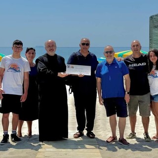 Solidarietà senza confini, dalla "Spiaggia Amici del Mare" mille euro per la missione di don Michele Farina