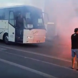 Calcio, Albenga. Il pareggio di Cairo riaccende gli entusiasmi. Canti e coreografia dei tifosi al rientro al "Riva" (VIDEO)