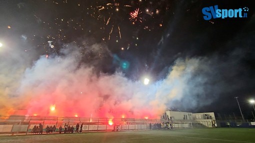 Calcio | Il Riva come Fuorigrotta, i fuochi d'artificio accompagnano l'ingresso in campo di Albingaunia e Virtus Sanremese (VIDEO)