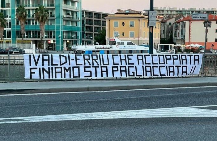Calcio | Savona. Caso ripescaggio, striscione dei tifosi contro Giulio Ivaldi e Cristina Erriu