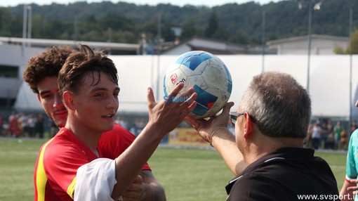 La consegna del pallone a Tommaso Piacenza La consegna del pallone a Tommaso Piacenza