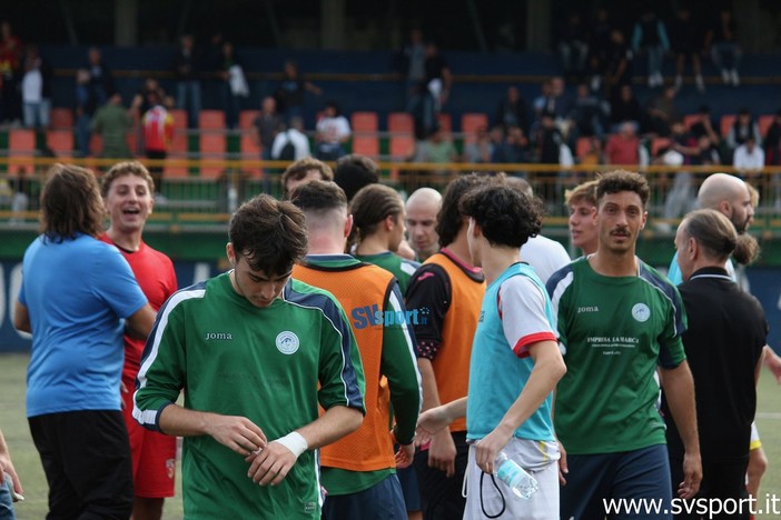 IL PAGELLONE. Legino, bicchiere a metà