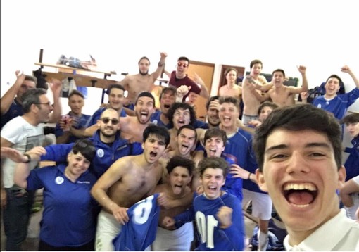 FOTONOTIZIA, Juniores: è festa nello spogliatoio dell'Andora. I biancoblu volano alla fase regionale playoff