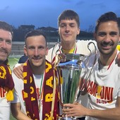 Foto di gruppo nel post partita per tutti gli ex rossoblu Foto di gruppo nel post partita per tutti gli ex rossoblu