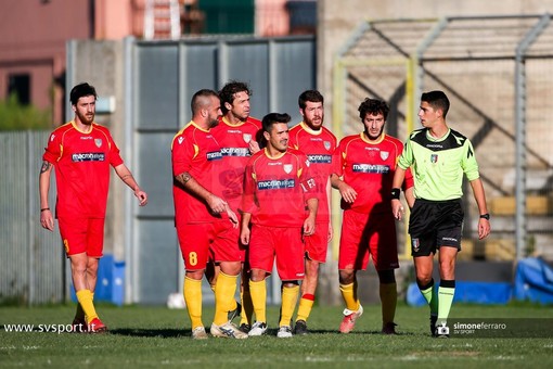 Calcio, Albenga. Monti e Caredda hanno diretto il primo allenamento settimanale. Per la panchina spunta anche il nome di Delfino