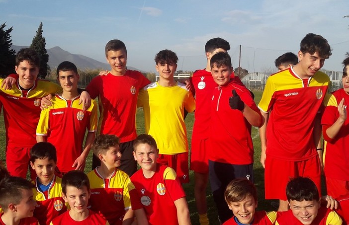 Albenga, scappato dalla guerra in Ucraina: giovane integrato nella squadra 2006 San Filippo Neri (FOTO) Albenga, scappato dalla guerra in Ucraina: giovane integrato nella squadra 2006 San Filippo Neri (FOTO)