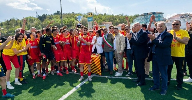 Calcio | Il Millesimo saluta il Viglino battendo 3-2 il Golfo Pro Recco. Coppa al cielo e caroselli dei tifosi