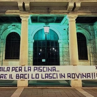 Calcio, Savona. Gli ultras pizzicano anche il Comune con uno striscione a Palazzo Sisto: &quot;660mila euro per la piscina mentre il Baci lo lasci in rovina&quot;