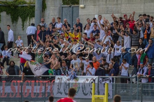 Calcio, Albenga. Il presidente Tomatis vuole dedicare il derby ai tifosi: "Giocheremo per loro, impensabile pensare alla nostra realtà senza di loro"
