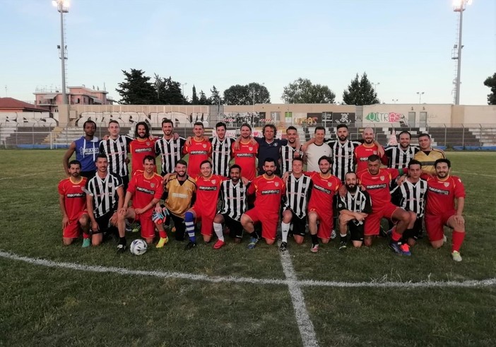 Calcio. Tutti in campo per salutare l'erba del Riva, ieri sera tanti volti noti nell'amichevole ingauna