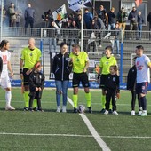 Calcio. Albenga - Gozzano è 1-1: Pereira dal dischetto risponde a Likaxhiu, proteste bianconere per il gol annullato a Venneri al 93'