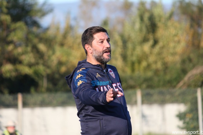 Calcio, Cairese. Il Saluzzo brinda a fine partita, la prima di Floris non porta punti