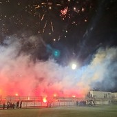 Calcio | Il Riva come Fuorigrotta, i fuochi d'artificio accompagnano l'ingresso in campo di Albingaunia e Virtus Sanremese (VIDEO) Calcio | Il Riva come Fuorigrotta, i fuochi d'artificio accompagnano l'ingresso in campo di Albingaunia e Virtus Sanremese (VIDEO)