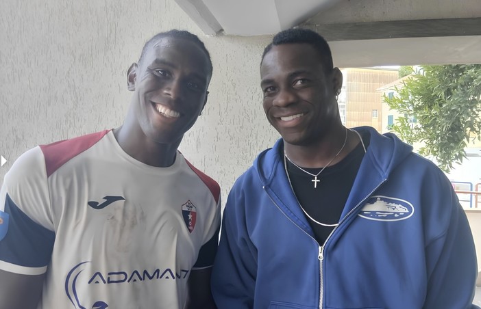 Calcio, Enock gol sotto gli occhi del fratello Mario Balotelli: "Gara preparata alla grande, chi ha giocato meno ha risposto molto bene" (VIDEO)