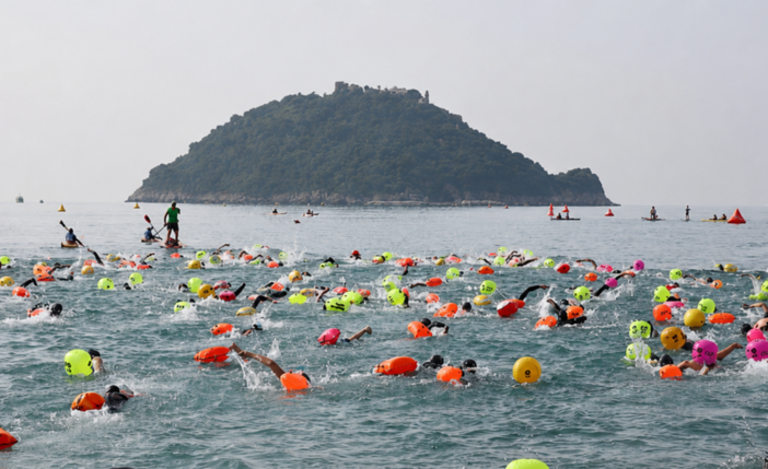 Outdoor | Domenica di nuoto ad Albenga con "Dritti all'Isola"