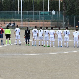 Dea Diana e Priamar schierate prima del calcio d'inizio dell'ultima giornata di campionato: domani le due squadre saranno faccia a faccia ancora una volta