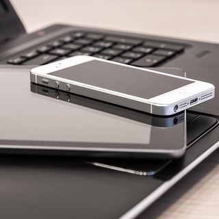 Amore alla velocità del Wi-Fi: come sono cambiate le relazioni nell'era della comunicazione digitale