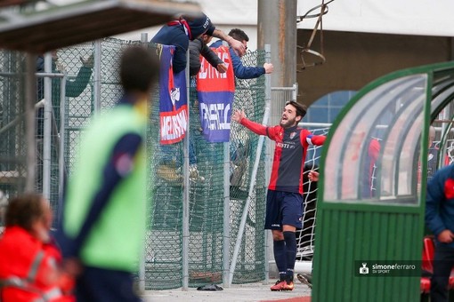 Il capitano dei toscani Doveri esulta al gol del vantaggio rossoblu