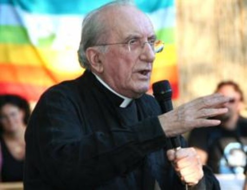 Calcio: il Genoa perde un grande tifoso, è morto Don Andrea Gallo Calcio: il Genoa perde un grande tifoso, è morto Don Andrea Gallo