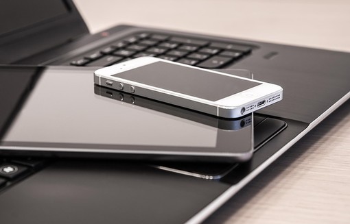 Amore alla velocità del Wi-Fi: come sono cambiate le relazioni nell'era della comunicazione digitale Amore alla velocità del Wi-Fi: come sono cambiate le relazioni nell'era della comunicazione digitale