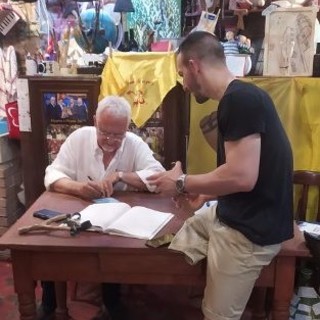 Albenga. Il campione di scherma Emanuele Lambertini ha fatto visita alla Cantina dei "Fieui" Albenga. Il campione di scherma Emanuele Lambertini ha fatto visita alla Cantina dei "Fieui"