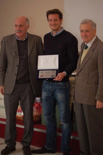 Premiazione di Emanuele Abate con il presidente della Maurina Olio Carli prof. Giovanni Quaglia e il presidente provinciale del Coni rag. Ivo Bensa Premiazione di Emanuele Abate con il presidente della Maurina Olio Carli prof. Giovanni Quaglia e il presidente provinciale del Coni rag. Ivo Bensa