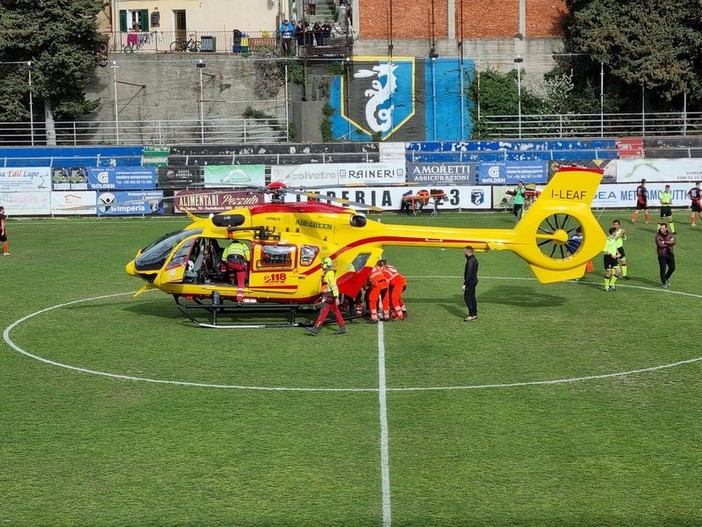 Imperia, grave infortunio per un calciatore del Rivasamba: al Ciccione atterra l'elisoccorso (foto e video) Imperia, grave infortunio per un calciatore del Rivasamba: al Ciccione atterra l'elisoccorso (foto e video)