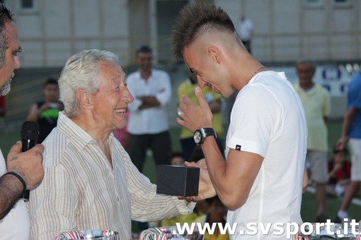 L'incontro tra mister Donati e Stephan El Shaarawy al Ruffinengo, durante le premiazioni del Trofeo Cogno L'incontro tra mister Donati e Stephan El Shaarawy al Ruffinengo, durante le premiazioni del Trofeo Cogno