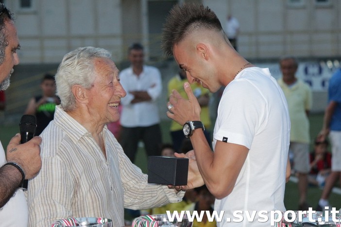 L'incontro tra mister Donati e Stephan El Shaarawy al Ruffinengo, durante le premiazioni del Trofeo Cogno L'incontro tra mister Donati e Stephan El Shaarawy al Ruffinengo, durante le premiazioni del Trofeo Cogno