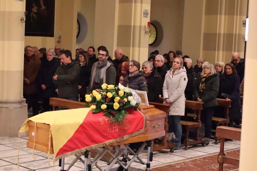 Calcio | Ad Albenga l'ultimo saluto al presidente Enrico: sul feretro la bandiera della San Filippo Neri