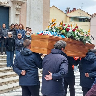 Albissola, l'ultimo commosso saluto a Alessandro Binello: "Aveva il dono di lasciare un'impronta nel cuore"