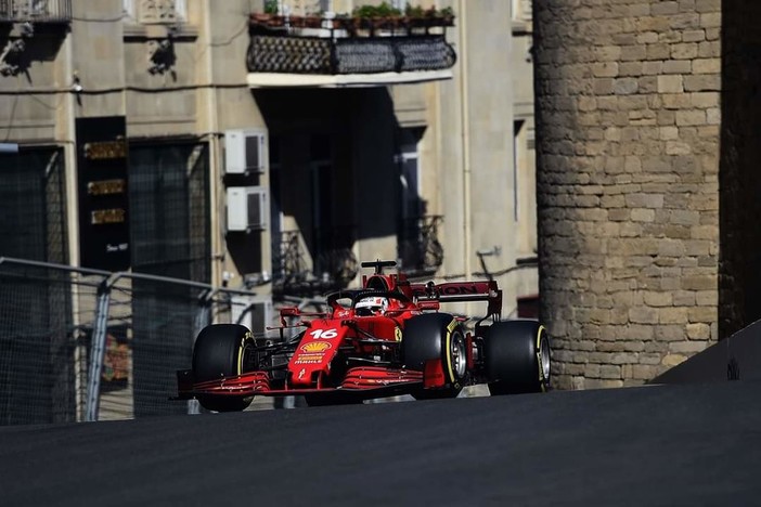 F1. Leclerc cala l'asso: a Baku il monegasco porta la Ferrari a centrare una stupenda pole position, la sua nona in carriera
