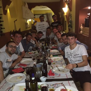 FOTONOTIZIA: Per l'Albenga è sempre festa. I bianconeri festeggiano a cena l'Eccellenza