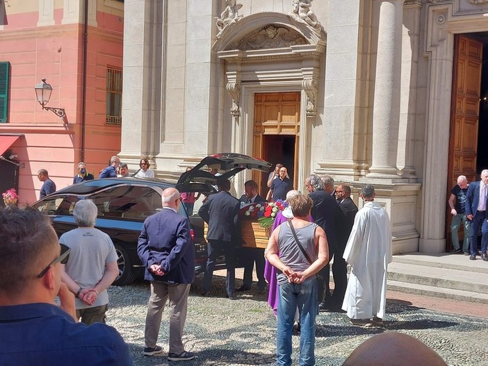 Varazze, l'ultimo commosso saluto al vicepresidente del Quiliano&amp;Valleggia Mirko Miino