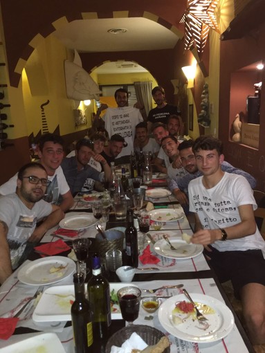 FOTONOTIZIA: Per l'Albenga è sempre festa. I bianconeri festeggiano a cena l'Eccellenza