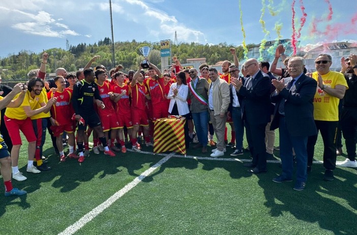 Calcio | Il Millesimo saluta il Viglino battendo 3-2 il Golfo Pro Recco. Coppa al cielo e caroselli dei tifosi