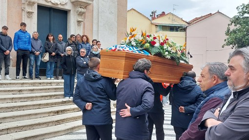 Albissola, l'ultimo commosso saluto a Alessandro Binello: "Aveva il dono di lasciare un'impronta nel cuore"
