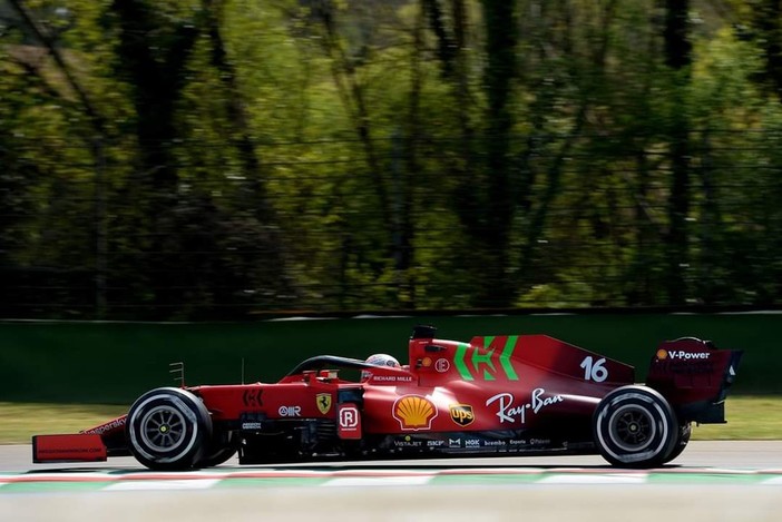 Formula 1. A Imola la Ferrari è pimpante, il monegasco Leclerc strappa un ottimo quarto tempo in qualifica. Pole per Hamilton