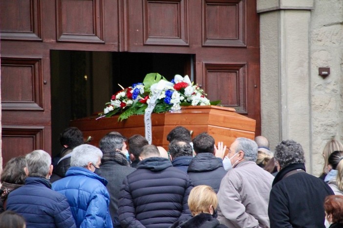 Gli amici di sempre al fianco di 'Breglia' nel suo ultimo viaggio: a Taggia i funerali di Luca Bregliano (Foto)