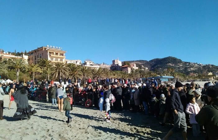 Finale: oltre 150 temerari hanno partecipato al cimento dell'Epifania Finale: oltre 150 temerari hanno partecipato al cimento dell'Epifania