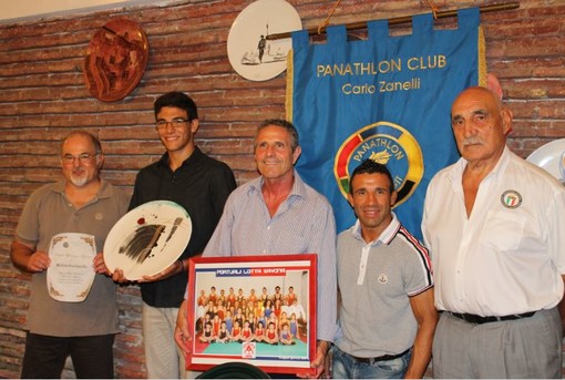 (Nella foto da sinistra: il Direttore Sportivo Piero Carretto, la “Speranza Azzurra” Matteo Giordanella, il Presidente del Panathlon International di Savona, Bruno Grassi, l’allenatore Igor Chessa, il Presidente della Federazione Pugilato, Roberto Bracco) (Nella foto da sinistra: il Direttore Sportivo Piero Carretto, la “Speranza Azzurra” Matteo Giordanella, il Presidente del Panathlon International di Savona, Bruno Grassi, l’allenatore Igor Chessa, il Presidente della Federazione Pugilato, Roberto Bracco)