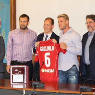 FOTONOTIZIA: Andora ha abbracciato Riccardo Gagliolo