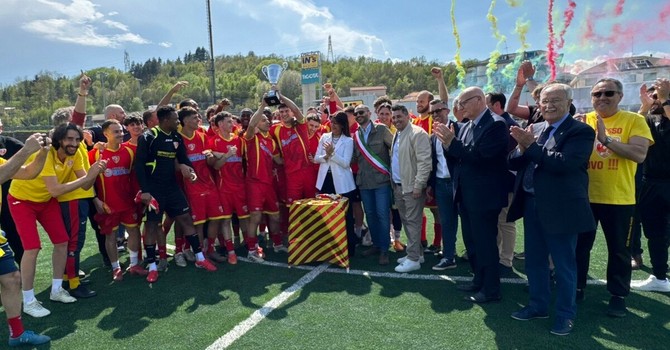 Calcio | Il Millesimo saluta il Viglino battendo 3-2 il Golfo Pro Recco. Coppa al cielo e caroselli dei tifosi